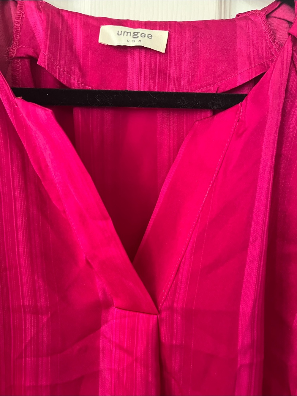Women’s Umgee Raspberry V Neck blouse top New - Picture 2 of 9